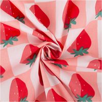 92012-Tischdeckenstoff-abwaschbar-Baumwollstoff-beschichtet-Mariguette-Erdbeeren-rosa-rot-1-45m-Breite-IMG-4853.jpg Abwaschbarer Tischdeckenstoff aus beschichteter Baumwolle mit rosa-weiß kariertem Muster und stilisierten roten Erdbeeren mit grünen Blättern - kunstvoll eingedreht in Falten