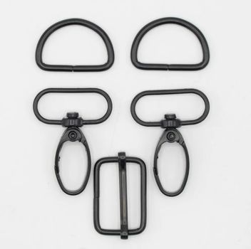 Taschengurt Komplettset 40mm Schwarz Matt – 5-teiliges Set mit Karabinerhaken, D-Ringen und Versteller auf einem hellen Untergrund