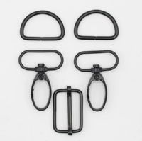 92017-Taschengurt-Komplettset-mit-Karabinkerhaken-25mm-schwarz-matt-5tlg-Set-91498-Taschengut-Komplettset-mit-Karabinkerhaken-25mm-schwarz-matt-5tlg-Set-Screenshot-2025-05-02-194244.jpg Taschengurt Komplettset 40mm Schwarz Matt – 5-teiliges Set mit Karabinerhaken, D-Ringen und Versteller auf einem hellen Untergrund