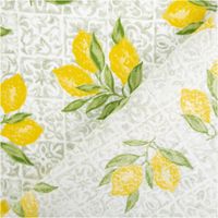 Baumwollstoff „Algarve“ mit Zitronen-Print in Gelb und Grün auf weißem Hintergrund – feine, glatte Percale-Qualität aus 100 % Baumwolle. Perfekt für Sommerkleidung, Accessoires oder frische Deko-Ideen - mit Rueckseite