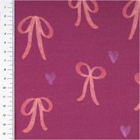 92062-Sweatstoff-aus-Baumwolle-Digitaldruck-Schleifen-fuchsia-1-50m-Breite--MG-3991.jpg Sweatstoff aus Baumwolle in Fuchsia mit digital gedruckten Schleifen und kleinen Herzen in Rosa und Lila, weich und leicht elastisch - mit Massband