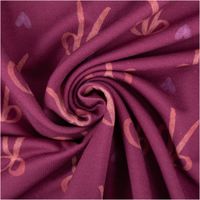 92062-Sweatstoff-aus-Baumwolle-Digitaldruck-Schleifen-fuchsia-1-50m-Breite--MG-3992.jpg Sweatstoff aus Baumwolle in Fuchsia mit digital gedruckten Schleifen und kleinen Herzen in Rosa und Lila, weich und leicht elastisch - kunstvoll eingedreht in Falten
