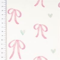 Sweatstoff aus Baumwolle in Offwhite mit rosa Schleifen und kleinen Herzen in Mint – weich, verspielt und gemütlich, ideal für Mädchenkleidung - mit Massband