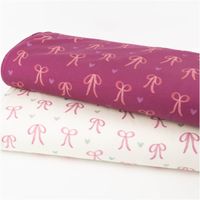 92063-Sweatstoff-aus-Baumwolle-Digitaldruck-Schleifen-offwhite-1-50m-Breite--MG-4002.jpg Sweatstoff aus Baumwolle in Offwhite mit rosa Schleifen und kleinen Herzen in Mint – weich, verspielt und gemütlich, ideal für Mädchenkleidung - mit anderem Stoff in Szene gesetzt