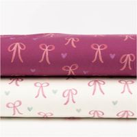 92063-Sweatstoff-aus-Baumwolle-Digitaldruck-Schleifen-offwhite-1-50m-Breite--MG-4003.jpg Sweatstoff aus Baumwolle in Offwhite mit rosa Schleifen und kleinen Herzen in Mint – weich, verspielt und gemütlich, ideal für Mädchenkleidung - mit anderem Stoff praesentiert
