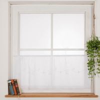 Moderne Scheibengardinen Meterware aus transparentem Voile in frischem Weiß mit grafischen Blumen-Stickereien in 60cm Höhe  Vollansicht am Fenster