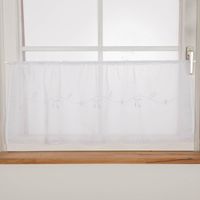 92066-Scheibengardine-Batistoptik-Stickerei-Haekelborte-weiss-45x120cm-IMG-4104-Bearbeitet.jpg Moderne Scheibengardinen Meterware aus transparentem Voile in frischem Weiß mit grafischen Blumen-Stickereien in 60cm Höhe Nahaufnahme am Fenster