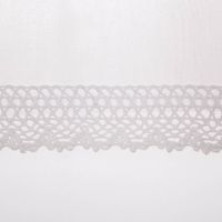 92066-Scheibengardine-Batistoptik-Stickerei-Haekelborte-weiss-45x120cm-IMG-4111.jpg Moderne Scheibengardinen Meterware aus transparentem Voile in frischem Weiß mit grafischen Blumen-Stickereien in 60cm Höhe unteres Ende