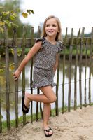 Jerseystoff aus Baumwolle mit klassischem Leopardenmuster in Schwarz auf beigefarbenem Hintergrund, dehnbar und angenehm für Bekleidung geeignet - als Kleid praesentiert