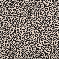 Jerseystoff aus Baumwolle mit klassischem Leopardenmuster in Schwarz auf beigefarbenem Hintergrund, dehnbar und angenehm für Bekleidung geeignet - Nahansicht