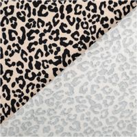 Jerseystoff aus Baumwolle mit klassischem Leopardenmuster in Schwarz auf beigefarbenem Hintergrund, dehnbar und angenehm für Bekleidung geeignet - mit Rueckseite