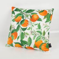 92071-Outdoor-Kissen-Orangen-weiss-orange-gruen-45x45cm-IMG-4362.jpg Outdoor Kissen mit frischem Orangen-Dessin in Weiß und Orange 45x45cm – Sommerfeeling für Balkon, Garten & Terrasse Vollansicht