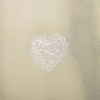 92077-Scheibengardine-Leinenoptik-Macramee-Herzen-Stangendurchzug-wollweiss-45-x-120-cm-IMG-7837.jpg Detailaufnahme Makramee Herz Stickerei auf Scheibengardine in Leinenoptik, filigrane Verarbeitung in Wollweiß.