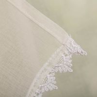 92077-Scheibengardine-Leinenoptik-Macramee-Herzen-Stangendurchzug-wollweiss-45-x-120-cm-IMG-7841.jpg Detailansicht Stoffstruktur in Leinenoptik, leicht transparent und sorgt für ein angenehmes Lichtspiel im Raum.