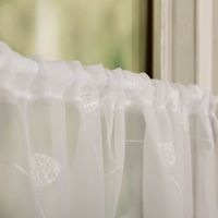92078-Scheibengardine-Blaetterstickerei-Stangendurchzug-weiss-45-x-145-cm-IMG-7833.jpg Die hochwertige Scheibengardine in klassischem Weiß besticht durch ihre filigrane Blätterstickerei und den praktischen Stangendurchzug bei den Maßen 45 x 145 cm und ist die ideale Wahl für einen dezenten Sichtschutz mit zeitloser Eleganz - Detailaufnahme