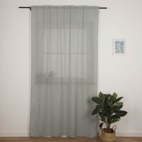 92079-Gardine-Soft-mit-Kombiband-Leinenstruktur-uni-salbeigruen-140-x-245cm--IMG-8183.jpg Leichte Gardine Soft aus Leinenstrukturstoff in Salbeigrün, vor einem Fenster in Szene gesetzt – zeitloses Design für harmonische Raumgestaltung