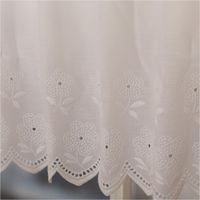 92083-Scheibengardinen-Meterware-Batist-Stickerei-Blumen-weiss-27cm-Hoehe-IMG-2879.jpg Weiße Batist-Scheibengardine mit gestickten Blumen und welligem Rand, präsentiert am Fenster als zarte Meterware in 27 cm Höhe - unteres Ende