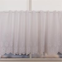 Weiße Batist-Scheibengardine mit floral besticktem Saum und Wellkante, präsentiert am Fenster als zarte Meterware in 47 cm Höhe - Nahaufnahme am Fenster
