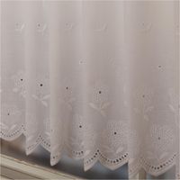 92084-Scheibengardinen-Meterware-Batist-Stickerei-Blumen-weiss-47cm-Hoehe-IMG-2890.jpg Weiße Batist-Scheibengardine mit floral besticktem Saum und Wellkante, präsentiert am Fenster als zarte Meterware in 47 cm Höhe - Nahaufnahme gerafft