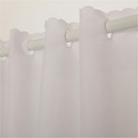 92084-Scheibengardinen-Meterware-Batist-Stickerei-Blumen-weiss-47cm-Hoehe-IMG-2891.jpg Weiße Batist-Scheibengardine mit floral besticktem Saum und Wellkante, präsentiert am Fenster als zarte Meterware in 47 cm Höhe - oberes Ende