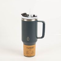 Der hochwertige Trinkbecher Runbott Latt 1100 Ocean mit Henkel 1100ml überzeugt durch seine BPA-freie, geschmacksneutrale Keramikbeschichtung und das auslaufsichere Design in tiefem Dunkelblau - mit Verpackung