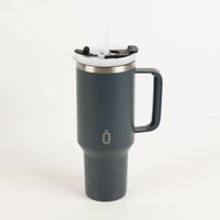 92085-Trinkbecher-Runbott-Latt-1100-Ocean-mit-Henkel-1100ml--geschmacksneutral--BPA-frei-und-auslaufsicher-IMG-7038.jpg Der hochwertige Trinkbecher Runbott Latt 1100 Ocean mit Henkel 1100ml überzeugt durch seine BPA-freie, geschmacksneutrale Keramikbeschichtung und das auslaufsichere Design in tiefem Dunkelblau - Vollansicht