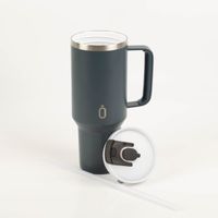 92085-Trinkbecher-Runbott-Latt-1100-Ocean-mit-Henkel-1100ml--geschmacksneutral--BPA-frei-und-auslaufsicher-IMG-7040.jpg Der hochwertige Trinkbecher Runbott Latt 1100 Ocean mit Henkel 1100ml überzeugt durch seine BPA-freie, geschmacksneutrale Keramikbeschichtung und das auslaufsichere Design in tiefem Dunkelblau - mit abgenommenen Deckel
