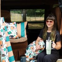 92087-Trinkbecher-Runbott-Latt-800-Melon-mit-Henkel-800ml-geschmacksneutral--BPA-frei-und-auslaufsicher-Camper2025--7-von-16-.jpg Frau hält einen mintfarbenen Tumbler von Runbott in der Hand während sie in einem Campervan sitzt