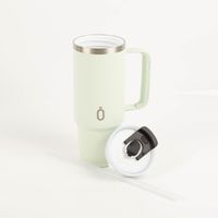 92087-Trinkbecher-Runbott-Latt-800-Melon-mit-Henkel-800ml-geschmacksneutral--BPA-frei-und-auslaufsicher-IMG-7045.jpg Der hochwertige Trinkbecher Runbott Latt 800 Melon mit Henkel 800ml überzeugt durch seine BPA-freie, geschmacksneutrale Keramikbeschichtung und das auslaufsichere Design in zartem Hellgrün - mit abgenommenen Deckel