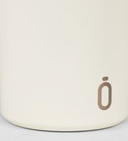 Logo-Detail auf der Runbott Jug Cream – schlichtes Design mit Wiedererkennungswert