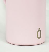 92089-Kanne-Runbott-Jug-1500ml-mit-Henkel-Powder-Pink-geschmacksneutral--BPA-frei-mit-Keramikbeschichtung-Screenshot-2025-07-03-102817.jpg Logo-Detail auf der Runbott Jug Powder Pink – schlichtes Design mit Wiedererkennungswert