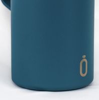 Logo-Detail auf der Runbott Jug Ocean – schlichtes Design mit Wiedererkennungswert