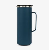 92090-Isolierkanne-Runbott-Jug-1500ml-mit-Henkel-ocean-geschmacksneutral--BPA-frei-mit-Keramikbeschichtung-Screenshot-2025-07-03-103219.jpg Seitenansicht der Runbott Jug 1500ml Ocean – schlankes Design mit ergonomischem Henkel