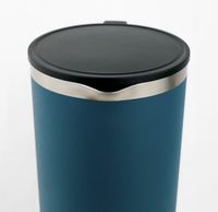 92090-Isolierkanne-Runbott-Jug-1500ml-mit-Henkel-ocean-geschmacksneutral--BPA-frei-mit-Keramikbeschichtung-Screenshot-2025-07-03-103249.jpg Verschlossene Runbott Jug 1500ml – schwarzer Deckel mit Ausgussöffnung für tropffreies Servieren