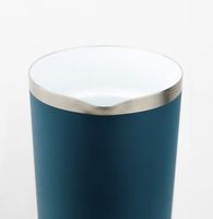 92090-Isolierkanne-Runbott-Jug-1500ml-mit-Henkel-ocean-geschmacksneutral--BPA-frei-mit-Keramikbeschichtung-Screenshot-2025-07-03-103300.jpg Offene Runbott Jug 1,5l mit Ausguss – hygienische, weiße Keramik-Innenbeschichtung sichtbar