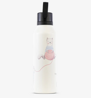 92092-Trinkflasche-Dackel-Runbott-600ml-La-Tortuguita-Blanca-Lovley-Cat-Wool-geschmacksneutral--BPA-frei-und-auslaufsicher-Screenshot-2026-06-02-193649.png Runbott Edelstahl Trinkflasche Lovely Cat Wool mit sitzender Katze auf Wollknäuel als Designmotiv