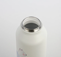 92092-Trinkflasche-Dackel-Runbott-600ml-La-Tortuguita-Blanca-Lovley-Cat-Wool-geschmacksneutral--BPA-frei-und-auslaufsicher-Screenshot-2026-06-02-193756.png Runbott Trinkflasche Lovely Cat Wool 600ml mit geöffneter Edelstahl-Trinköffnung und Keramikbeschichtung im Inneren