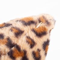 Diese weiche Kissenhülle in wilder Leoparden-Optik von Magma besticht durch ihren kuscheligen Plüsch in Braun-Nuancen bei den Maßen 50 x 50 cm und setzt als gemütliches Wohnaccessoire einen stilvollen, tierischen Akzent auf jedem Sofa - Kissenecke