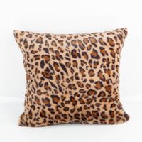 92096-Kissenhuelle-Leo-Plueschkissen-braun-50x50cm-von-Magma-IMG-9463.jpg Diese weiche Kissenhülle in wilder Leoparden-Optik von Magma besticht durch ihren kuscheligen Plüsch in Braun-Nuancen bei den Maßen 50 x 50 cm und setzt als gemütliches Wohnaccessoire einen stilvollen, tierischen Akzent auf jedem Sofa - Vollansicht