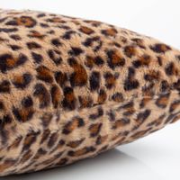 92096-Kissenhuelle-Leo-Plueschkissen-braun-50x50cm-von-Magma-IMG-9465.jpg Diese weiche Kissenhülle in wilder Leoparden-Optik von Magma besticht durch ihren kuscheligen Plüsch in Braun-Nuancen bei den Maßen 50 x 50 cm und setzt als gemütliches Wohnaccessoire einen stilvollen, tierischen Akzent auf jedem Sofa - Kissenkante