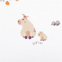 Baumwollstoff in Weiß mit verspieltem Muster aus Capybaras, kleinen Tieren und dezenten Farbakzenten in Orange, Grau und Violett - Capybara Motiv