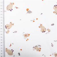 Baumwollstoff in Weiß mit verspieltem Muster aus Capybaras, kleinen Tieren und dezenten Farbakzenten in Orange, Grau und Violett - mit Massband