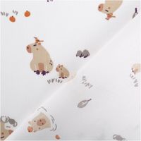 Baumwollstoff in Weiß mit verspieltem Muster aus Capybaras, kleinen Tieren und dezenten Farbakzenten in Orange, Grau und Violett - mit Rueckseite