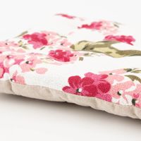 92104-Sitzkissen-Blueten-mit-Bindebaendern-weiss-pink-38x38x4cm-IMG-4344.jpg Sitzkissen 38x38x4cm – Blüten-Dessin weiß/pink mit Bindebändern von der Seite