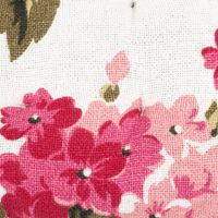 92104-Sitzkissen-Blueten-mit-Bindebaendern-weiss-pink-38x38x4cm-IMG-4348.jpg Sitzkissen 38x38x4cm – Blüten-Dessin weiß/pink mit Bindebändern Nahaufnahme
