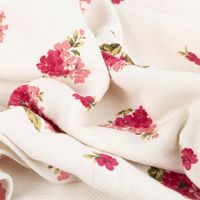 92107-Decke-Blumen-Fransenrand-wollweiss-pink-125x150cm-IMG-4458.jpg Wohndecke 125x150cm mit Blumen & Fransen – für ein charmantes Zuhause stilvoll drapiert