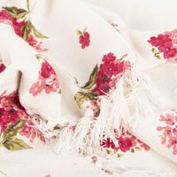 92107-Decke-Blumen-Fransenrand-wollweiss-pink-125x150cm-IMG-4459.jpg Wohndecke 125x150cm mit Blumen & Fransen – für ein charmantes Zuhause drapiert Bommel Motiv