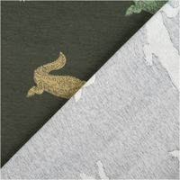 Jerseystoff aus Baumwolle in Dunkelgrün mit Muster aus stilisierten Krokodilen in Beige, Grün und Grau, dehnbar und weich - mit Rueckseite