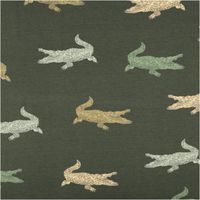 92120-Jersey-Stoff-Baumwolljersey-Krokodile-gruen-1-50m-Breite-IMG-4865.jpg Jerseystoff aus Baumwolle in Dunkelgrün mit Muster aus stilisierten Krokodilen in Beige, Grün und Grau, dehnbar und weich - Vollansicht