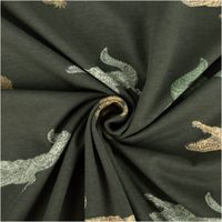 92120-Jersey-Stoff-Baumwolljersey-Krokodile-gruen-1-50m-Breite-IMG-4871.jpg Jerseystoff aus Baumwolle in Dunkelgrün mit Muster aus stilisierten Krokodilen in Beige, Grün und Grau, dehnbar und weich - kunstvoll eingedreht in Falten